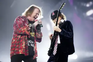 Axl Rose e Angus Young no AC/DC (Grosby)