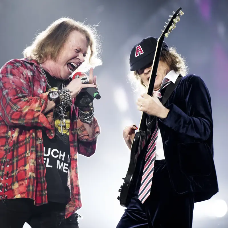 Axl Rose e Angus Young no AC/DC (Grosby)