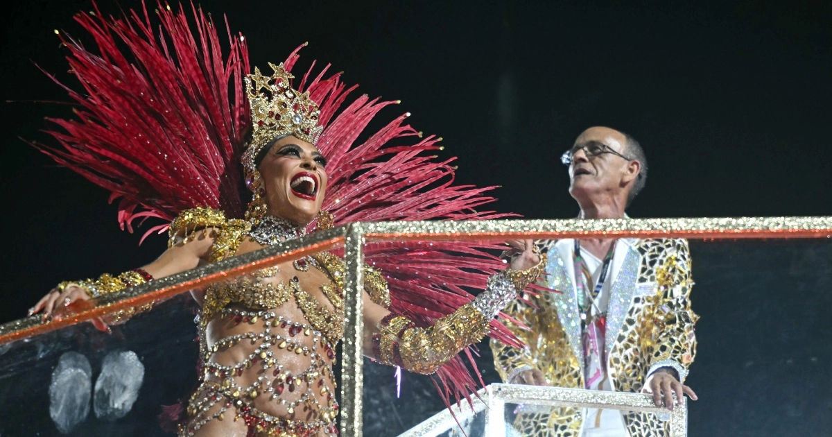 Juliana Paes e Mestre Ciça no desfile da Viradouro 2026 (Grosby)