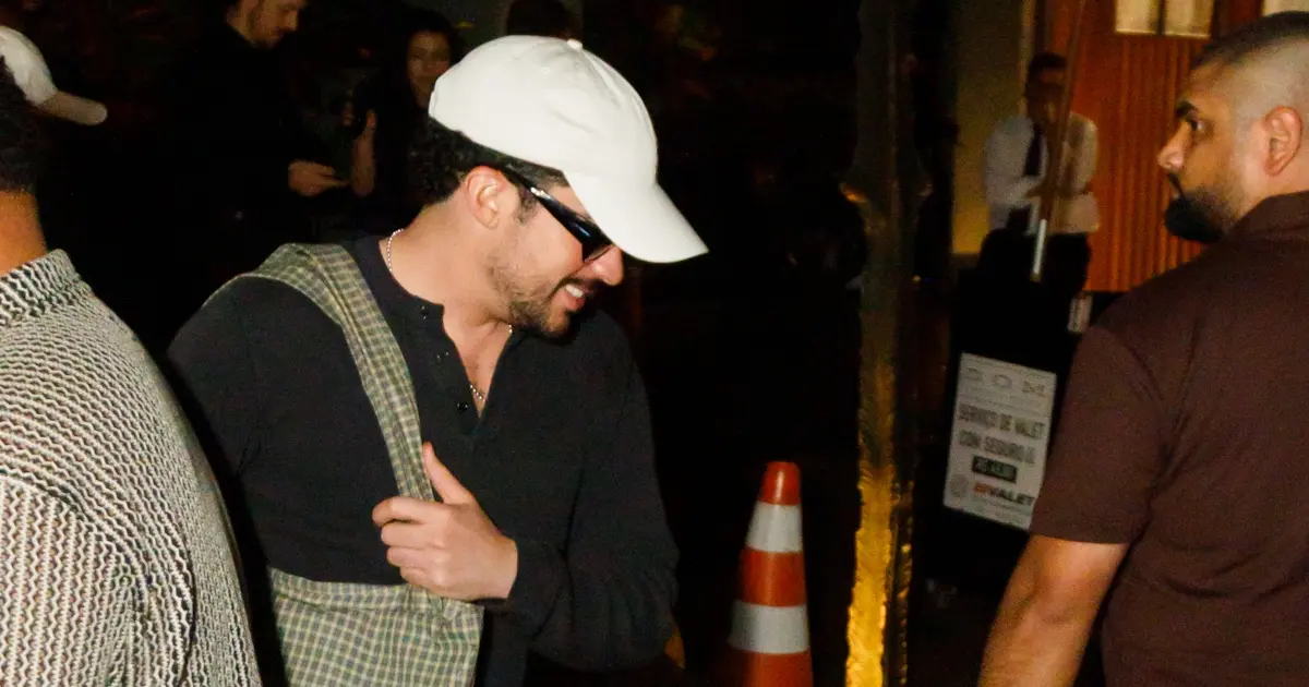 Bad Bunny chega no Brasil e atende fãs em São Paulo 4 Bad Bunny chega ao Brasil (Clayton Felizardo e Patrícia Devoraes/Brazil News)