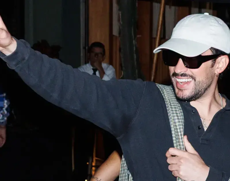 Bad Bunny chega no Brasil e atende fãs em São Paulo