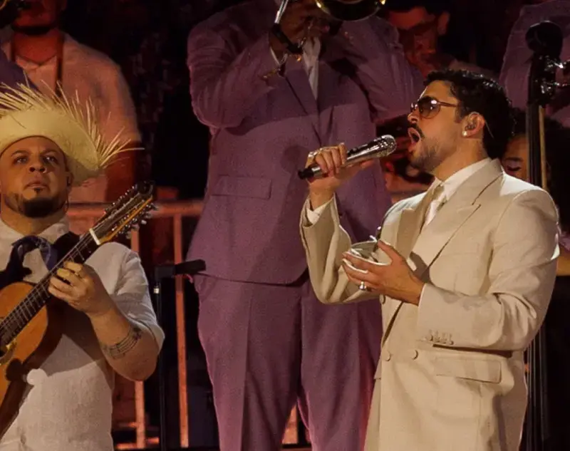 Bad Bunny homenageia Willie Colón no show em SP