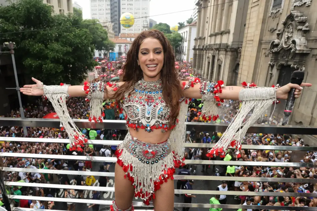 Veja fotos do look de Orixás da Anitta no Rio de Janeiro 1 Bloco da Anitta no Rio (Lucas Ramos / Brazil News)