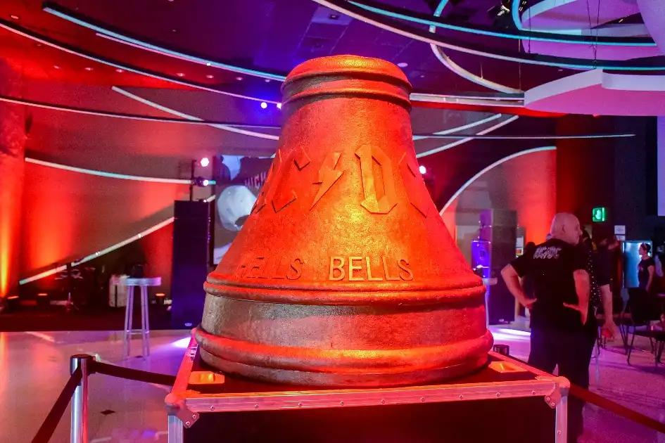 Casa de shows de São Paulo oferece abrigo para fãs do AC/DC 2 Sino Hells Bells Teca Lamboglia Divulgacao