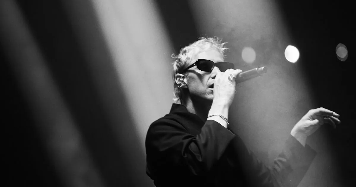 RÜFÜS DU SOL: 'Ver pessoas chorando no show é um presente' 2 Tyrone, vocalista do RÜFÜS DU SOL (reprodução)