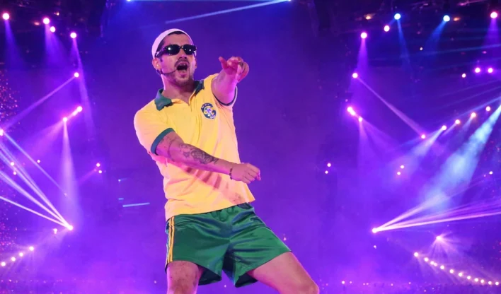 Como a camisa do Brasil da Copa 1966 foi escolhida por Bad Bunny no show em SP 2 Bad Bunny utiliza a camiseta da seleção brasileira da Copa de 1962 durante o seu show em São Paulo (Reprodução YouTube)