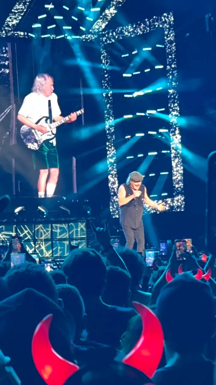 AC/DC eletriza mar de 'chifrudos' no MorumBis 3 Mar de chifres no show do AC/DC (Alexandre de Melo)