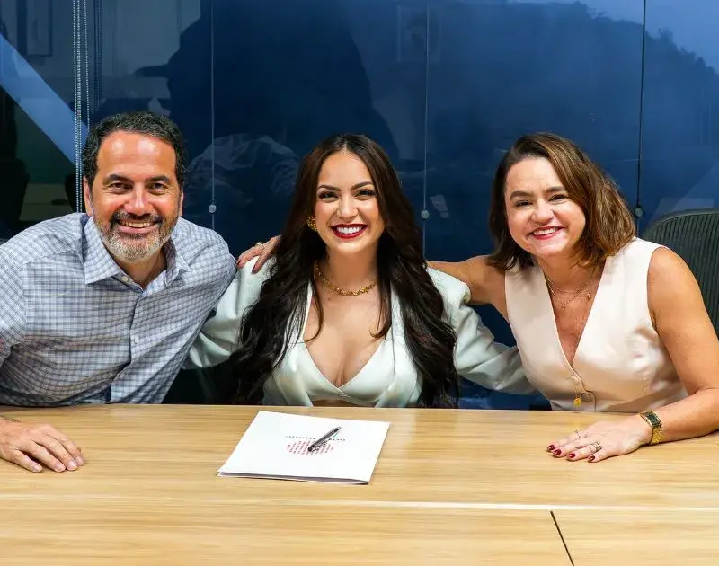 Raphaela Santos assina com Sony Music e anuncia parceria com Ludmilla