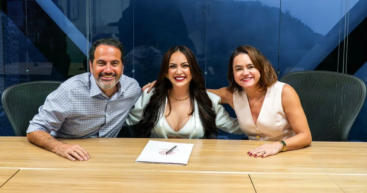 Fernando Cabral e Cristiane Simões, da Sony Music, com Raphaela Santos (divulgação)