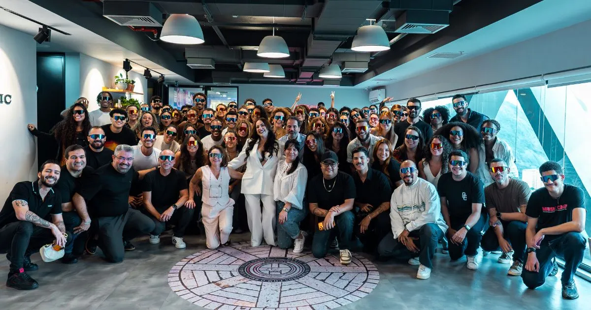 Raphaela Santos assina com Sony Music e anuncia parceria com Ludmilla 2 Raphaela Santos e equipe da Sony Music (divulgação)