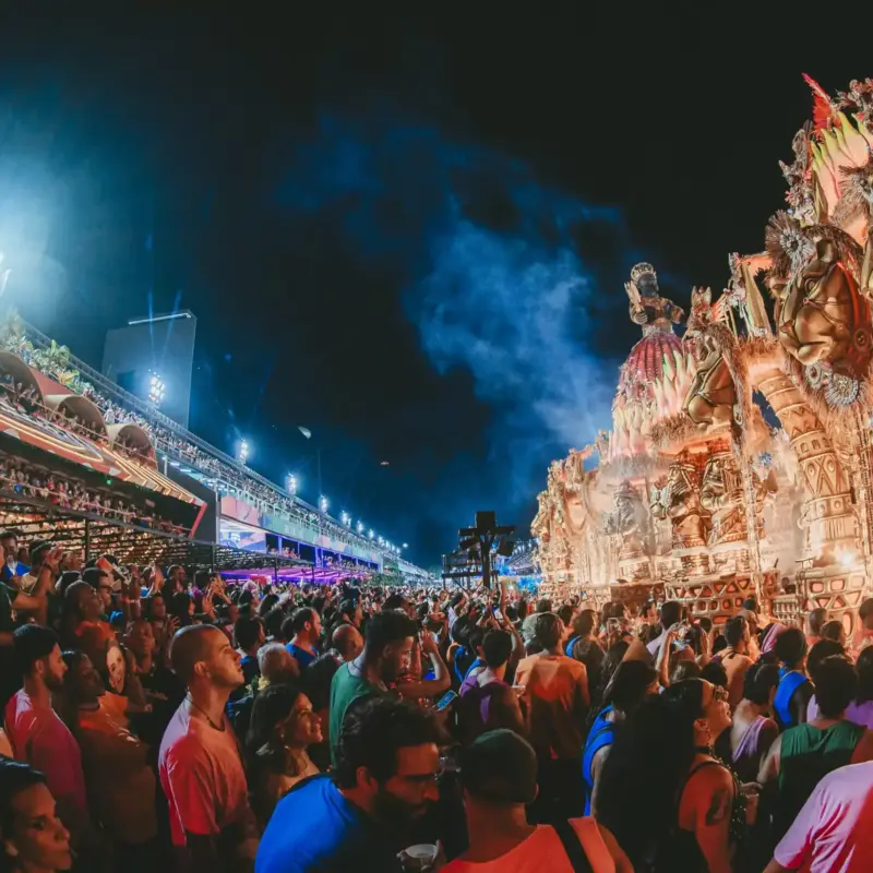 Veja como o Folia Tropical transforma a Sapucaí em aula
