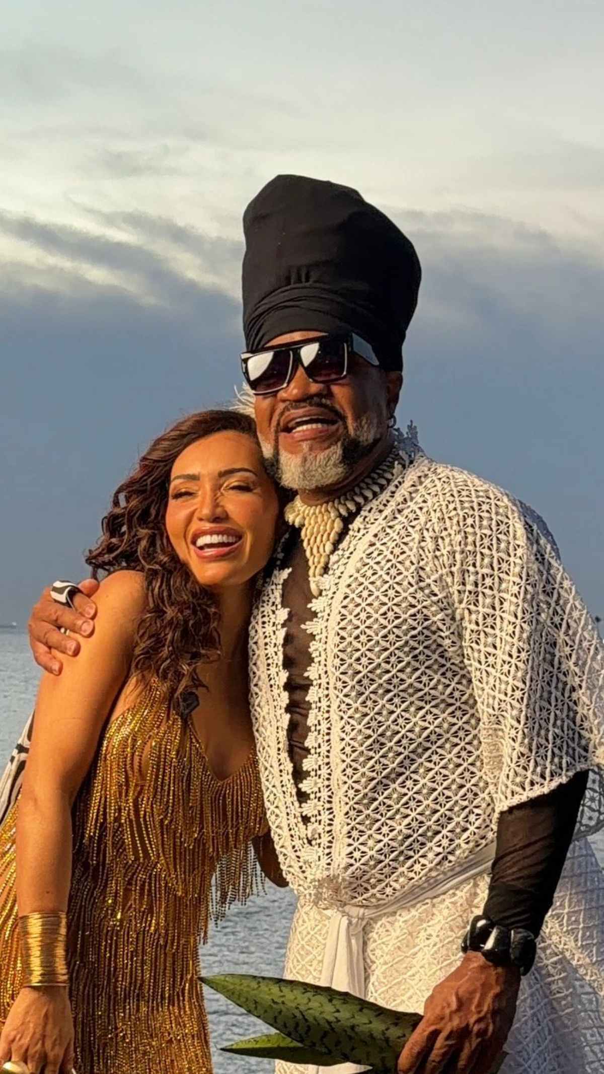 Karinah e Carlinhos Brown, que lhe presenteou com "Ripiei" (Divulgação)