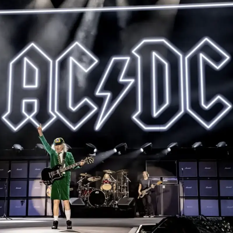 AC/DC eletriza mar de ‘chifrudos’ no MorumBis