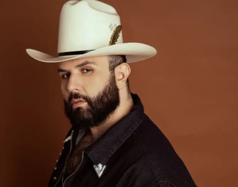 Destaque nos charts, Carín León vive momento histórico na carreira