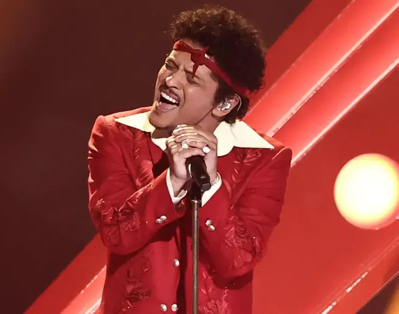 Bruno Mars mostra seu lado mais romântico com novo álbum; detalhes