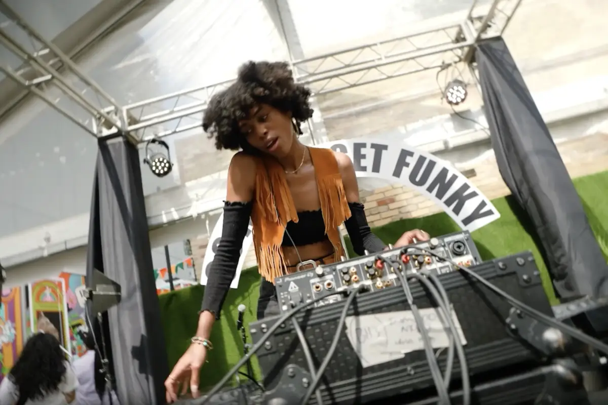 DJ no festival SXSW (Reprodução YouTube)