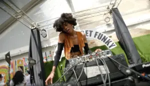 DJ no festival SXSW (Reprodução YouTube)