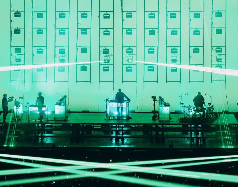 RÜFÜS DU SOL conduz meditação coletiva durante show em São Paulo