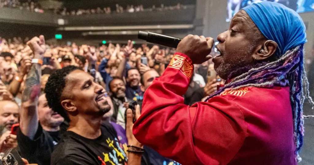 Living Colour dá aula sobre conexão e surpresas no show em SP 1 Vocalista do Living Colour, Corey Glover domina o público de SP (André Tedim/Tokio Marine Hall)