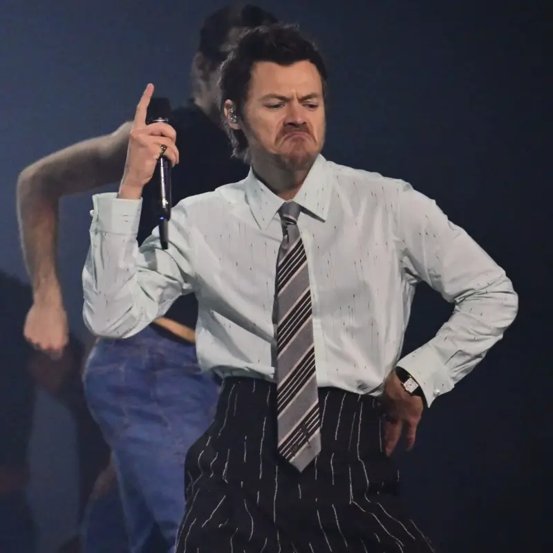 Harry Styles retorna em grande estilo: veja show do Brit Awards