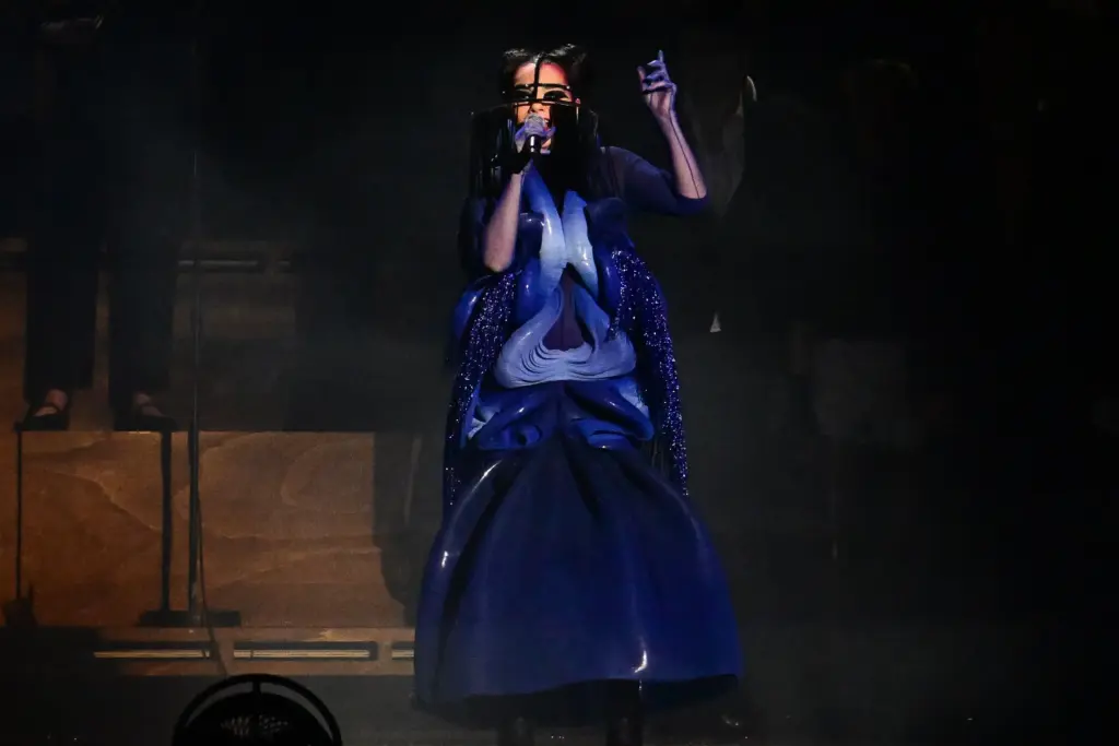Björk e Rosalía apresentam pela 1ª vez ‘Berghain’ no BRIT Awards 2026 (Grosby)