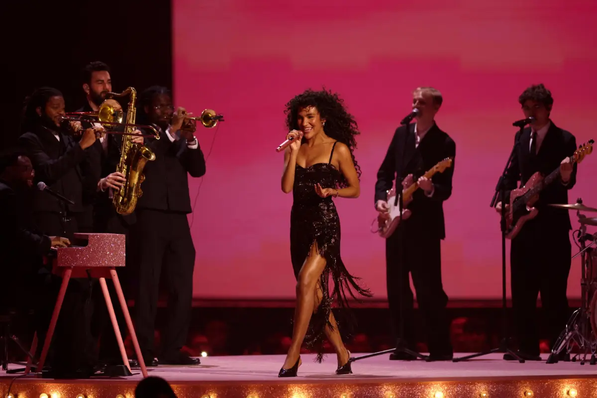 Olivia Dean no BRIT Awards 2026 (Grosby)