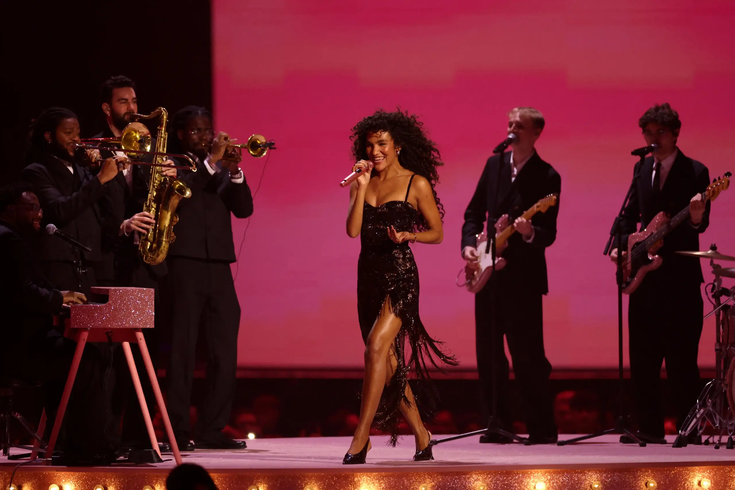 Veja fotos do BRIT Awards 2026 6 Olivia Dean no BRIT Awards 2026 (Grosby)