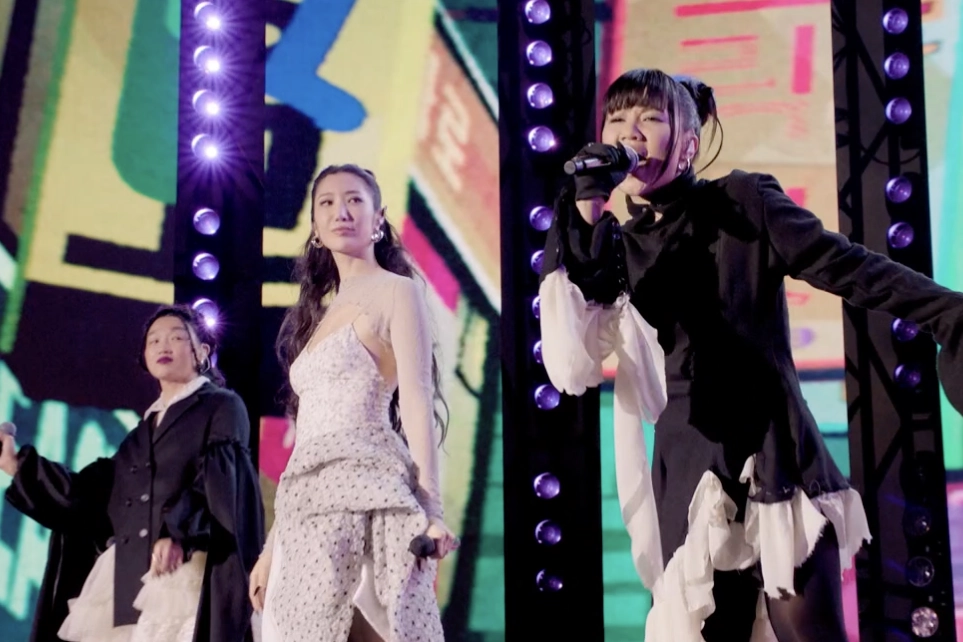 Veja fotos do BRIT Awards 2026 7 HUNTR/X no BRIT Awards 2026 (Reprodução/YouTube)