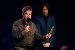 Noel Gallagher discursa no palco após receber o prêmio de compositor do ano durante o BRIT Awards 2026 (Grosby)