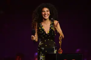 Olivia Dean no BRIT Awards 2026 (Grosby)