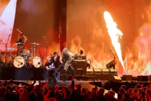 Robbie Williams e super banda na homenagem a Ozzy Osbourne no BRIT Awards (Grosby)