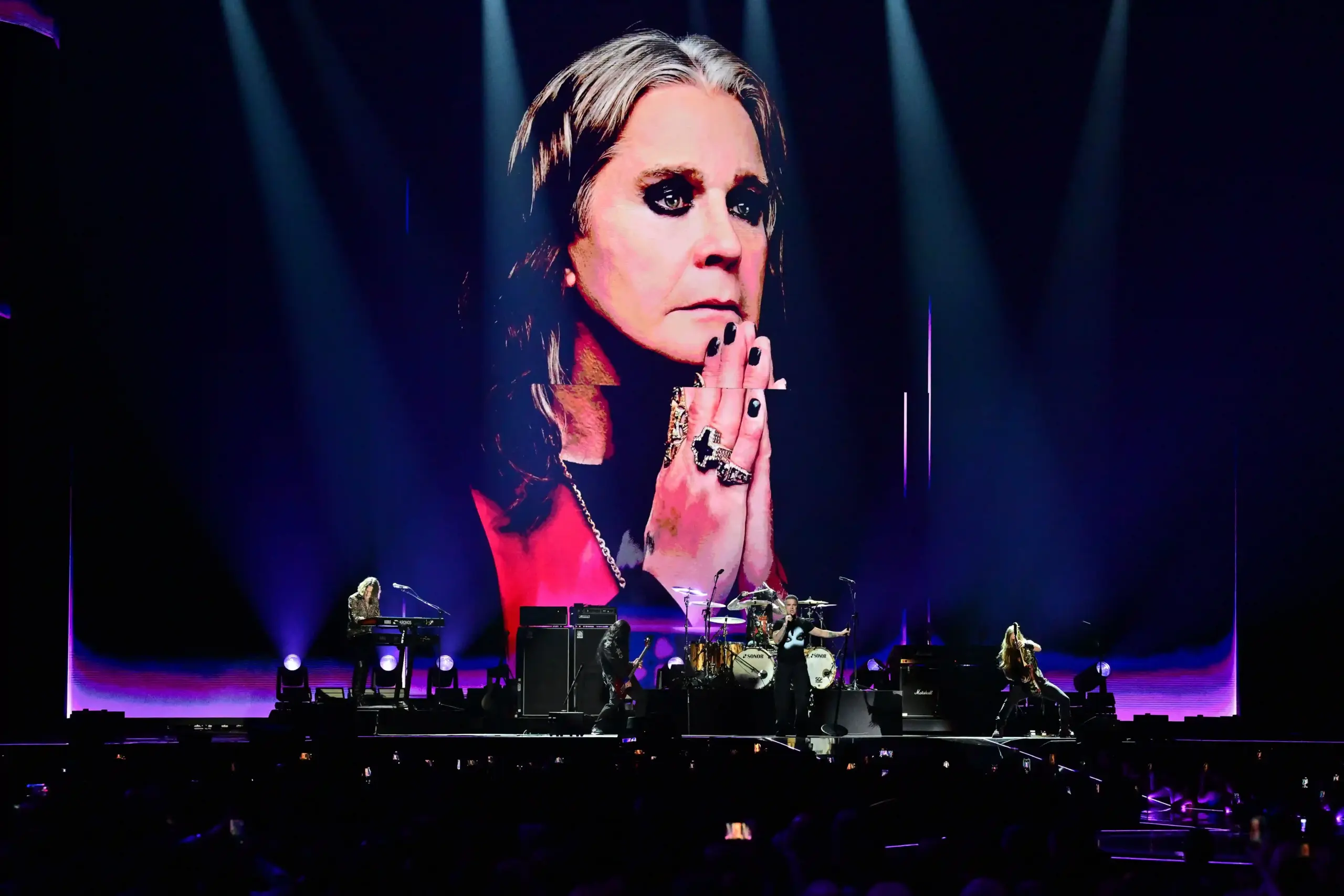 Tributo a Ozzy Osbourne no BRIT Awards 2026 (Grosby)