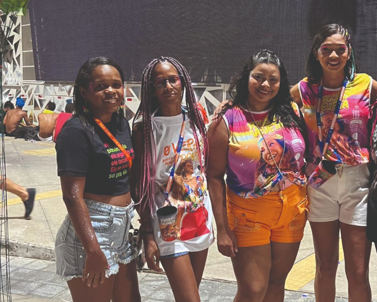 Os Zamuris de Ivete: fãs contam como a relação com Veveta ultrapassa a música 4 O quarteto já viu junto mais de 100 shows (Arquivo pessoal)