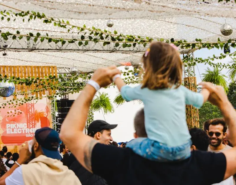 Festa de música eletrônica libera entrada para crianças