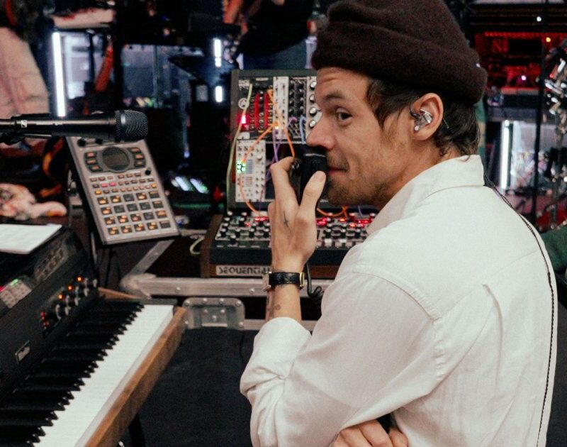 Harry Styles cancela show, mas entra no Hot 100 brasileiro com hit da carreira