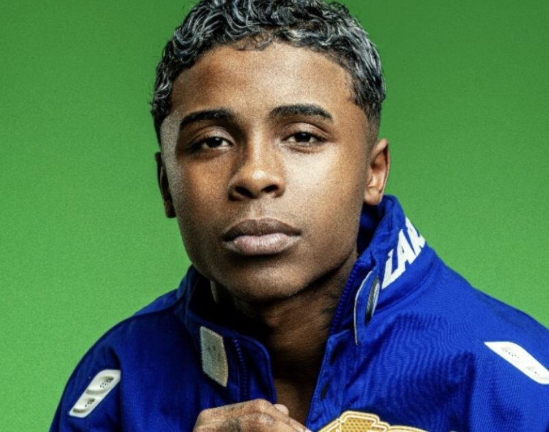 MC Meno K, com 11 músicas no Hot 100, assina com a Warner Music Brasil