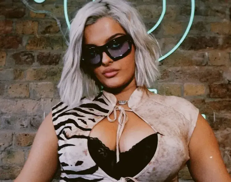 Bebe Rexha sugere show no Brasil e fãs reagem