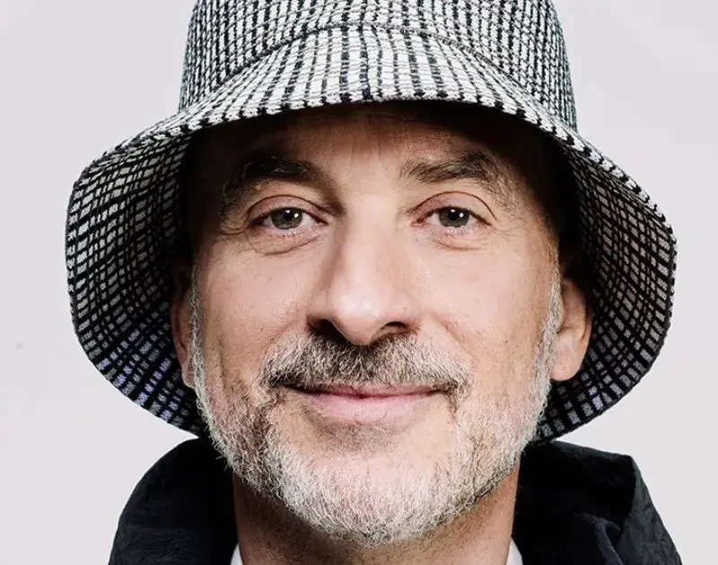 Lucas Santtana canta a história da língua brasileira em 8 idiomas