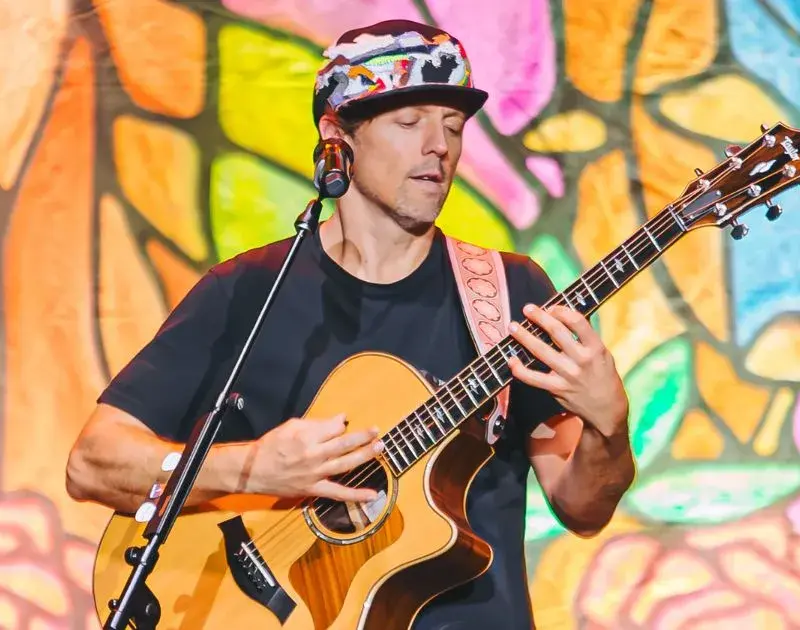 Jason Mraz traz repertório afetivo para noite colorida em São Paulo