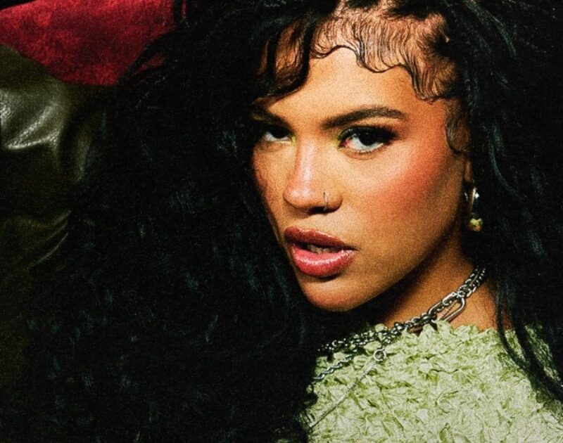 Amabbi vive metamorfose em ‘Crisálida’, seu segundo álbum de estúdio