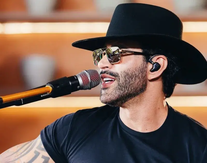 Gusttavo Lima atrai multidão em show surpresa em Goiânia