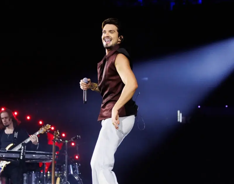 Em SP, Luan Santana convida público para uma viagem poderosa no tempo