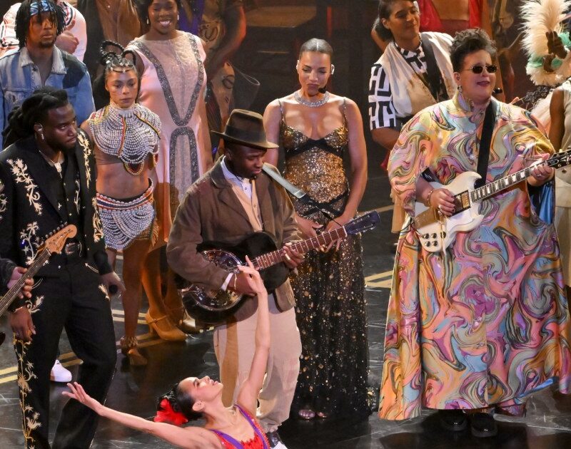 Estrelas de ‘Pecadores’ recriam sequência musical do filme no Oscar 2026; víde