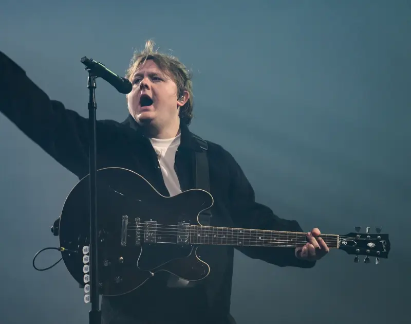 Lewis Capaldi no Lollapalooza: conheça a história de superação do cantor