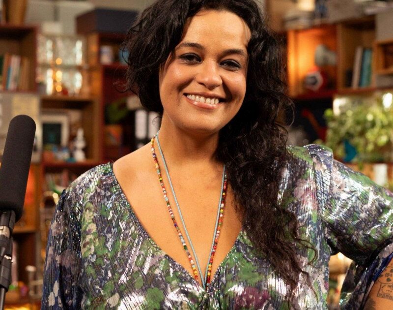 Tiny Desk Brasil celebra brilhantismo autoral feminino com Tulipa Ruiz