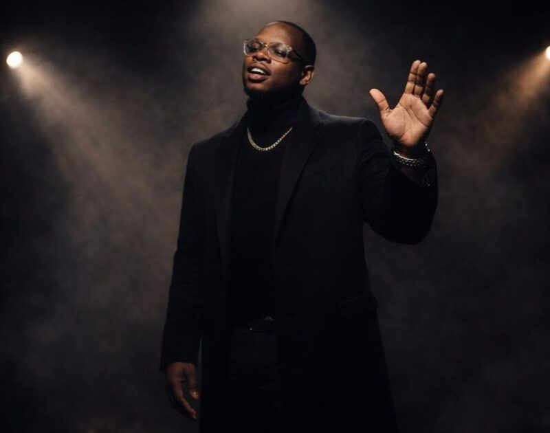 Mojo Marc: o cantor de R&B com deficiência visual por trás de ‘Please Love Me’