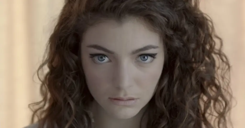 Lorde no clipe de 'Royals' (Reprodução/YouTube)