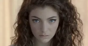 Lorde no clipe de 'Royals' (Reprodução/YouTube)