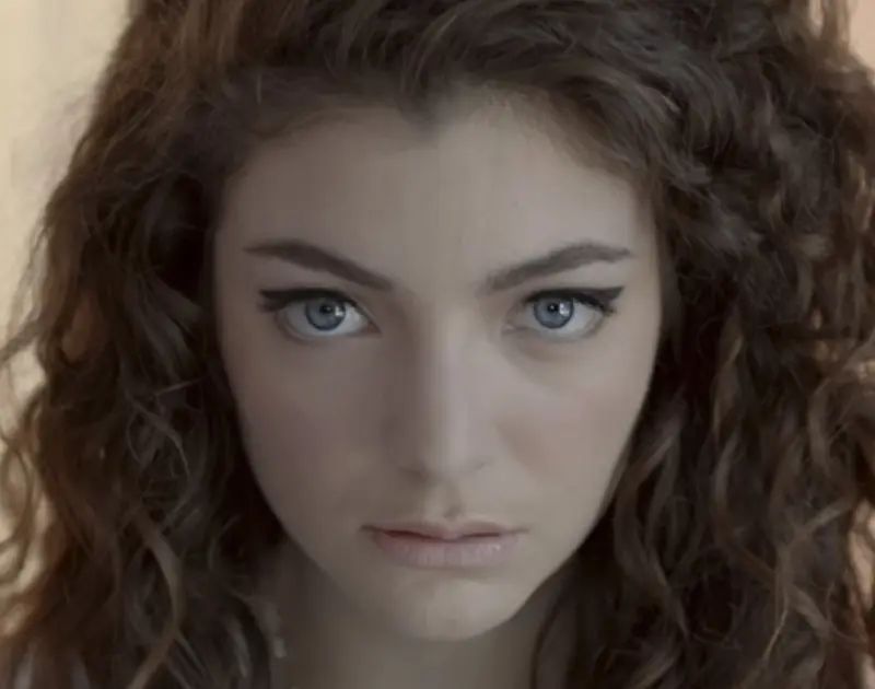 Lorde bate recorde no YouTube antes do Lollapalooza Brasil 2026