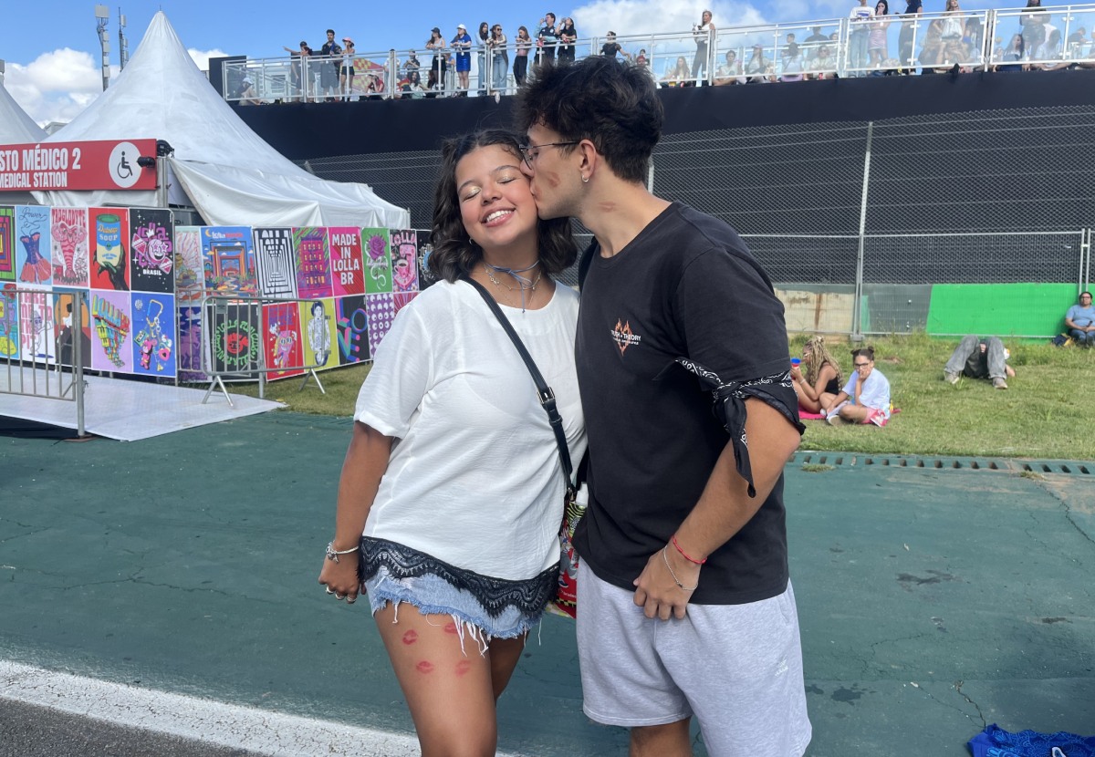 Entenda a febre da tattoo de beijo de Sabrina Carpenter no Lollapalooza 2026 5 Tattos de marca de beijo de Sabrina Carpenter dominam Lollapalooza 2026 (Vitoria Zane)